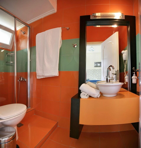 Bathroom 5, Galazio Asteri I, North Aegean