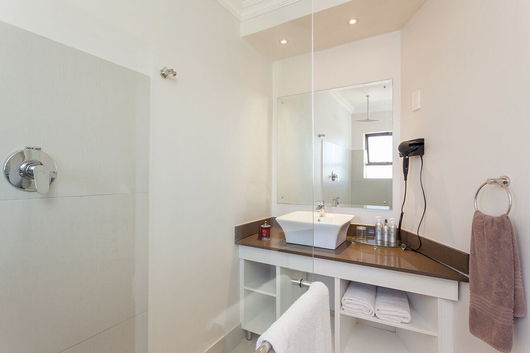 Bathroom 4, Super Tubes Guesthouse, Cacadu