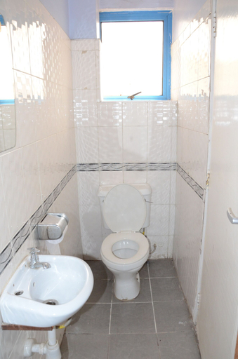 Bathroom 3, Golden Goose Hotel, Starehe