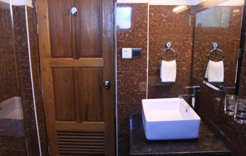 Bathroom 3, Peacock Lodge, Mandalay