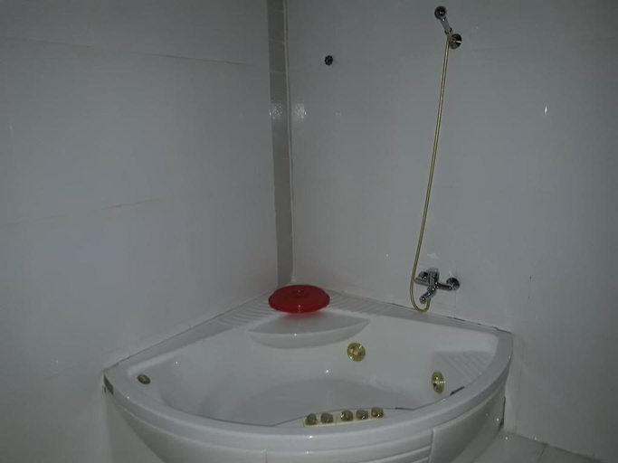 Bathroom 3, Hatfield Hotel, Mangu
