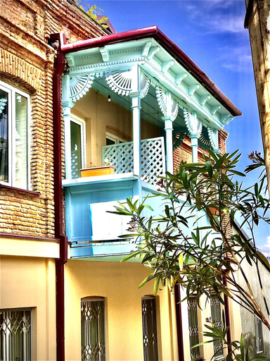 Exterior & Views
