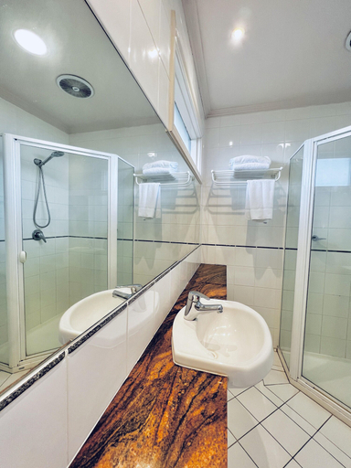 Bathroom 4, The Waverley International Hotel, Melbourne