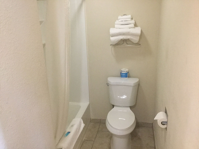 Bathroom 5, Rodeway Inn Hermiston - Umatilla, Umatilla