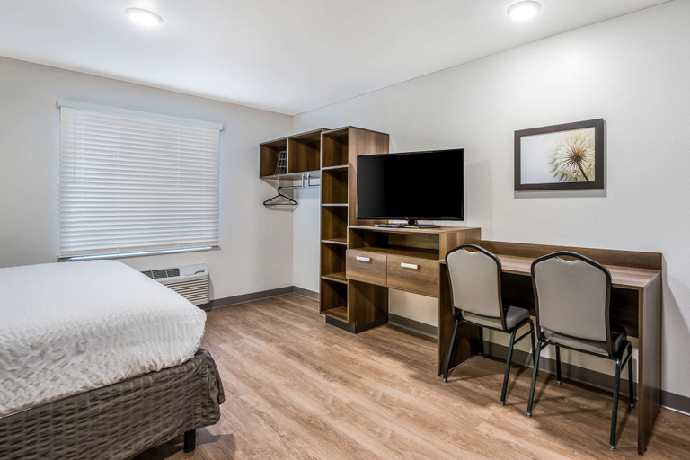 Bedroom 3, WoodSpring Suites Elgin - Chicago, Kane