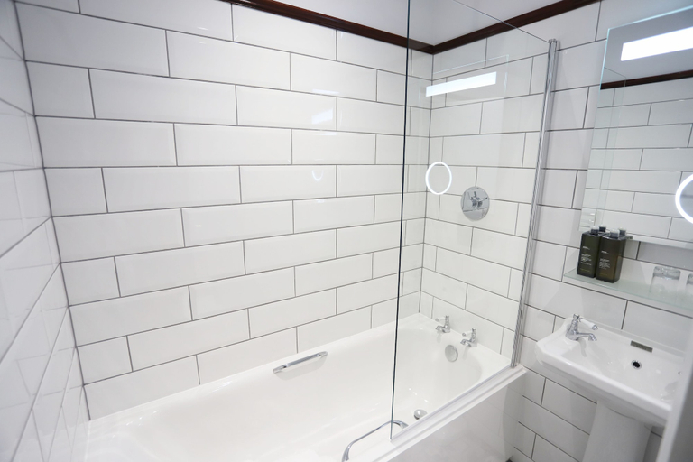 Bathroom 4, Ben Wyvis Hotel, Highland