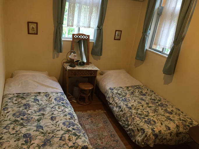 Bedroom 2, Happy Talk, Hakuba