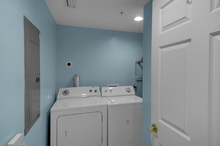 Bathroom 4, Treasure Island 1608, Bay