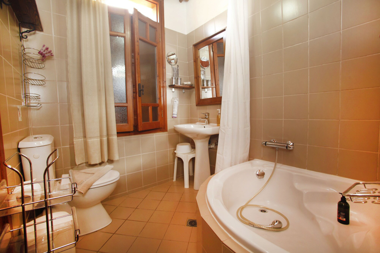 Bathroom 5, Palazzo di Pietro, Crete