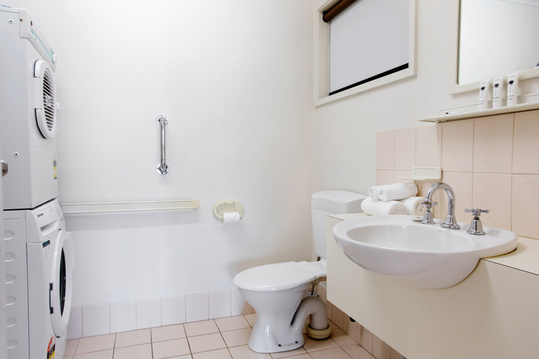 Bathroom 5, Mariners Cove at Paynesville Motel & Apartments, E. Gippsland - Bairnsdale