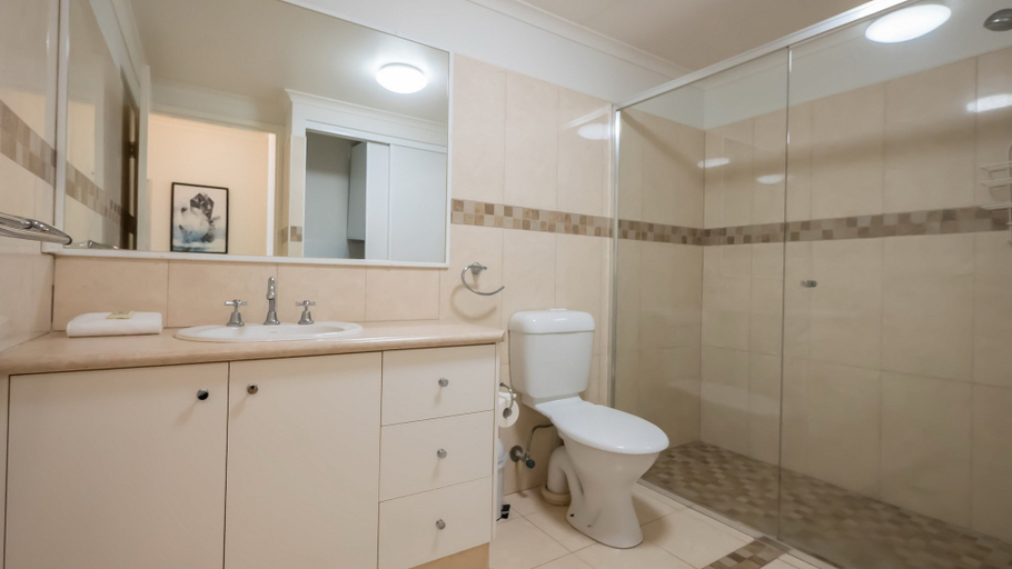 Bathroom 5, Sanctuary Lake Apartments, Gold Coast