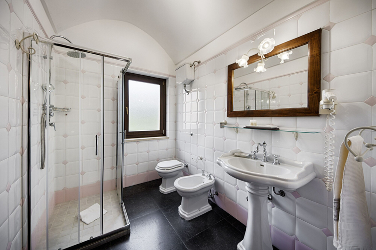 Bathroom 5, Itria Palace, Ragusa