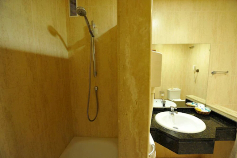 Bathroom 4, Hotel Lozano, Málaga