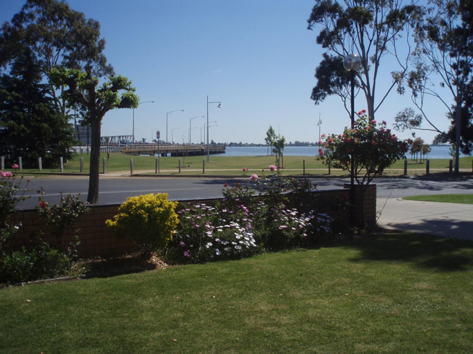 Exterior & Views 13