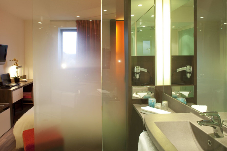 Bathroom 5, Oceania Rennes, Ille-et-Vilaine