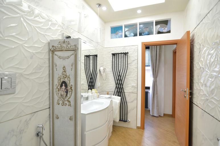 Bathroom 4, Caserta Deluxe, Caserta