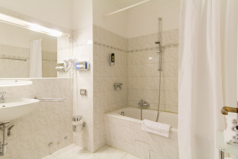 Bathroom 5, Aparthotel Vega, Berlin