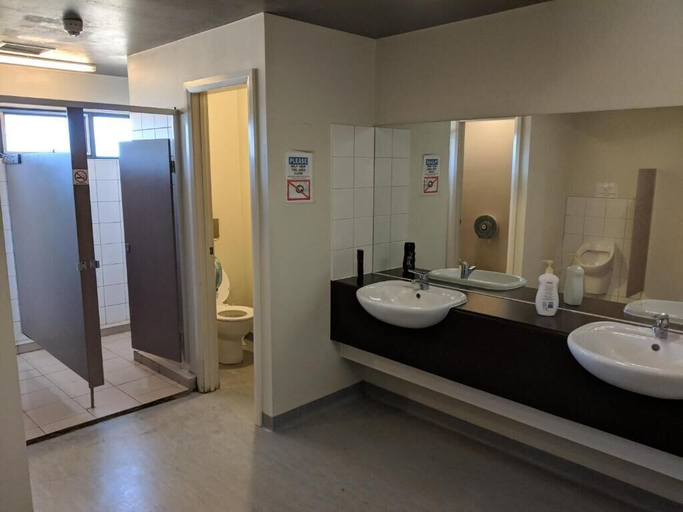 Bathroom 3, Swansea Backpackers, Glamorgan-Spring Bay