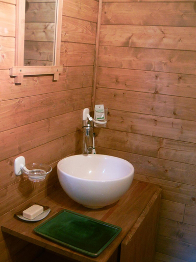 Bathroom, La roulotte des Mousquetaires, Gers