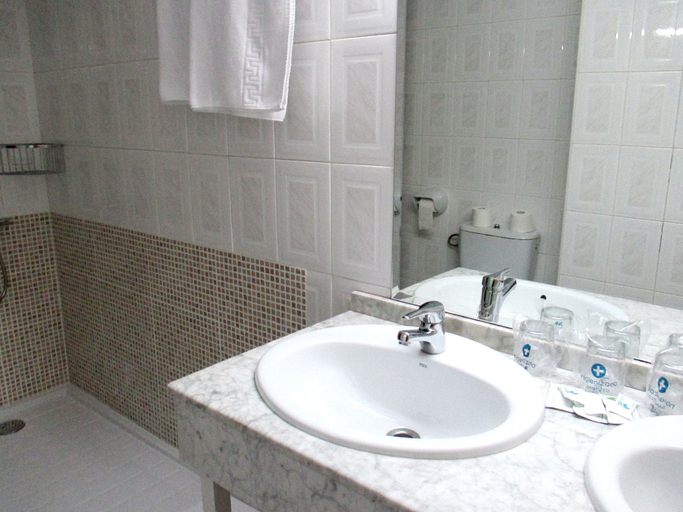 Bathroom 5, Hotel Perales, Toledo