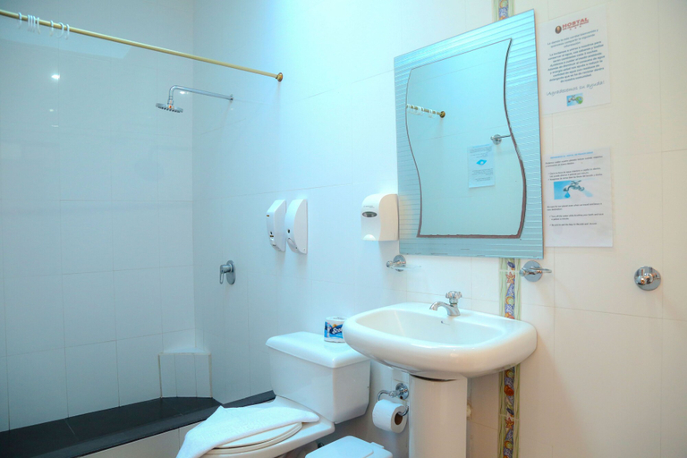 Bathroom 4, Hostal Sir Francis Drake, Santa Cruz
