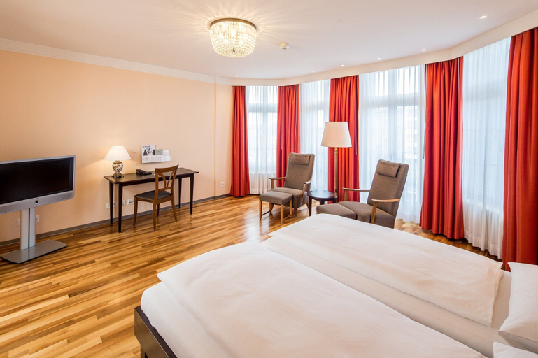 Bedroom 4, Hotel Schweizerhof Basel, Basel