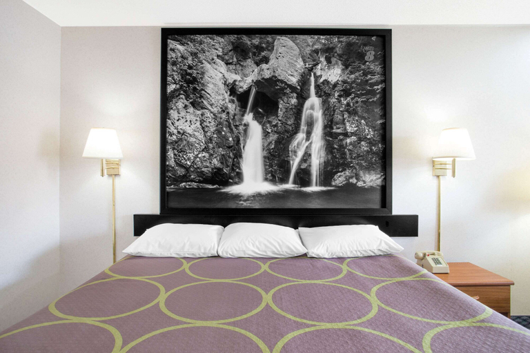 Bedroom 3, Super 8 by Wyndham Christiansburg, Montgomery