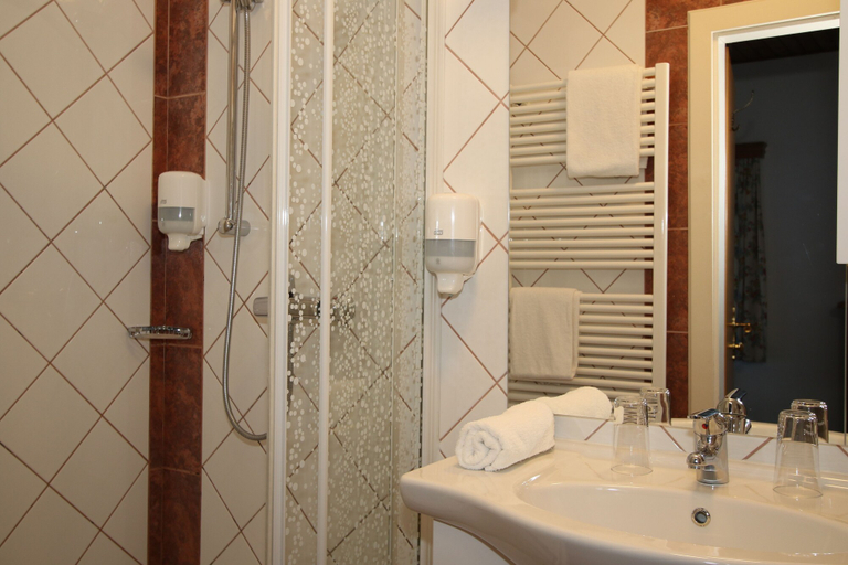 Bathroom 4, Hotel Pass Lueg, Hallein