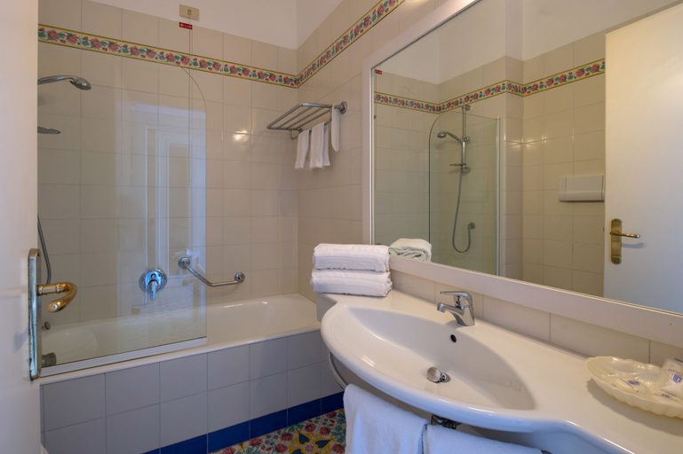 Bathroom 5, Grand Hotel Flora, Napoli
