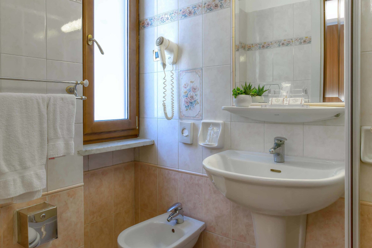 Bathroom 4, Hotel Santa Prisca, Roma