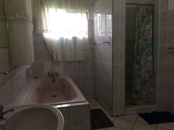 Bathroom 3, Divine Guest House, Livingstone