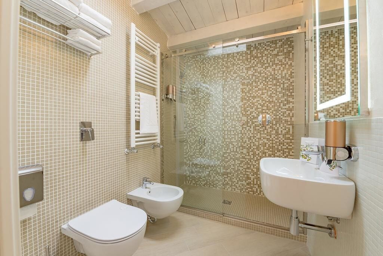 Bathroom 2, Le Maestranze Deluxe Rooms, Agrigento