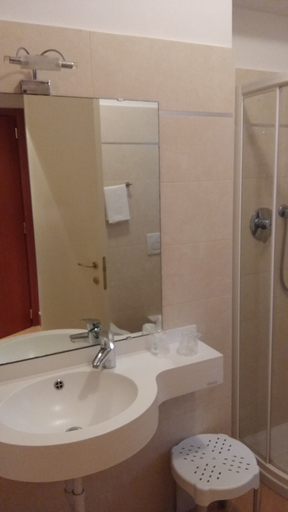 Bathroom 4, Hotel Cavour Asti, Asti