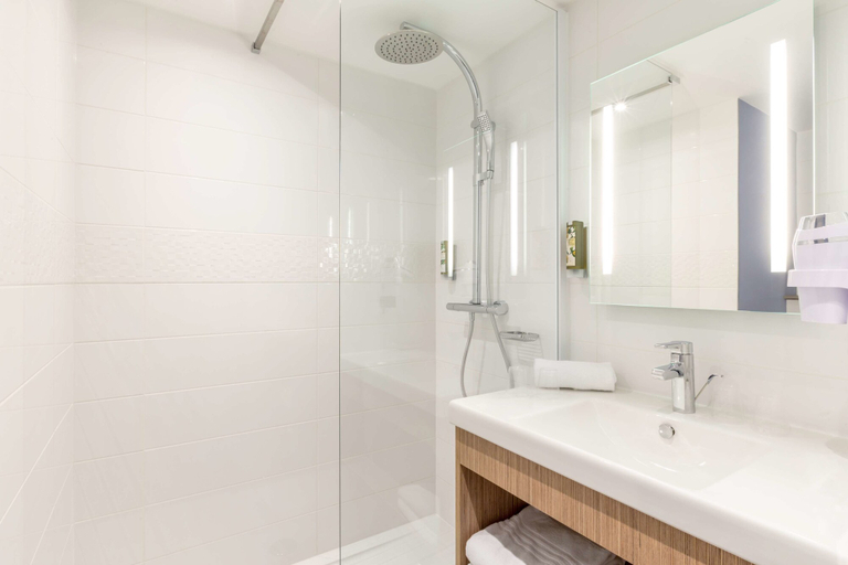 Bathroom 4, Best Western Le Beffroi, Nord