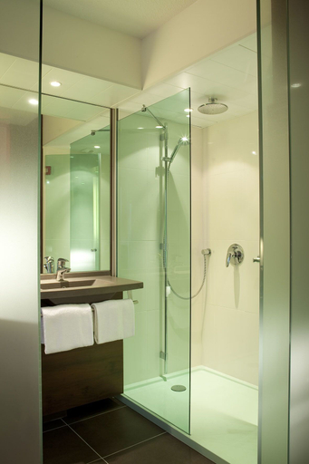Bathroom 4, Oceania Rennes, Ille-et-Vilaine