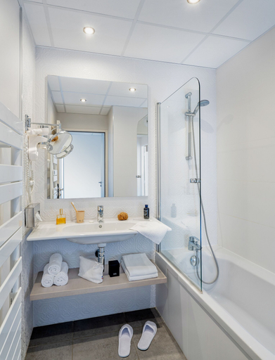 Bathroom 5, Hôtel Valdys Thalasso & Spa - la Baie, Finistère