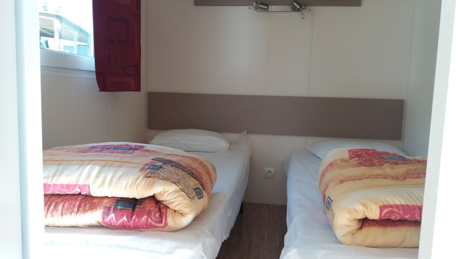 Bedroom 3, Les Chalets du Camping St Etienne, Aveyron
