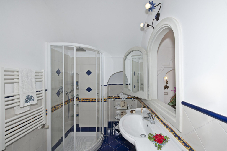 Bathroom 3, Calanteluna, Salerno