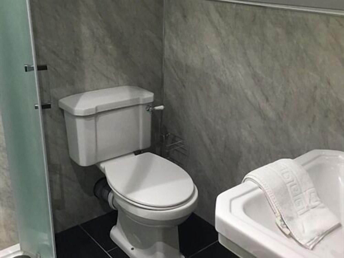 Bathroom 4, The Hopetoun Arms Hotel, South Lanarkshire