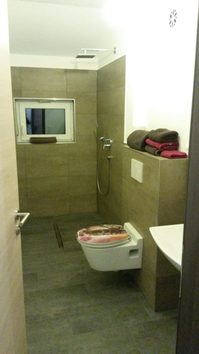 Bathroom 4, Gutunterdachgebracht, Düren
