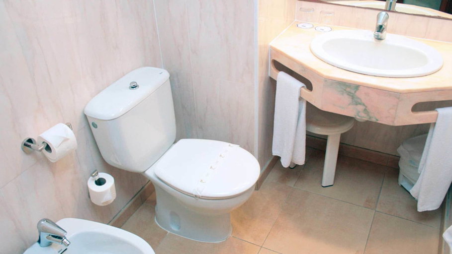 Bathroom 5, ALEGRIA Florida Park, Barcelona