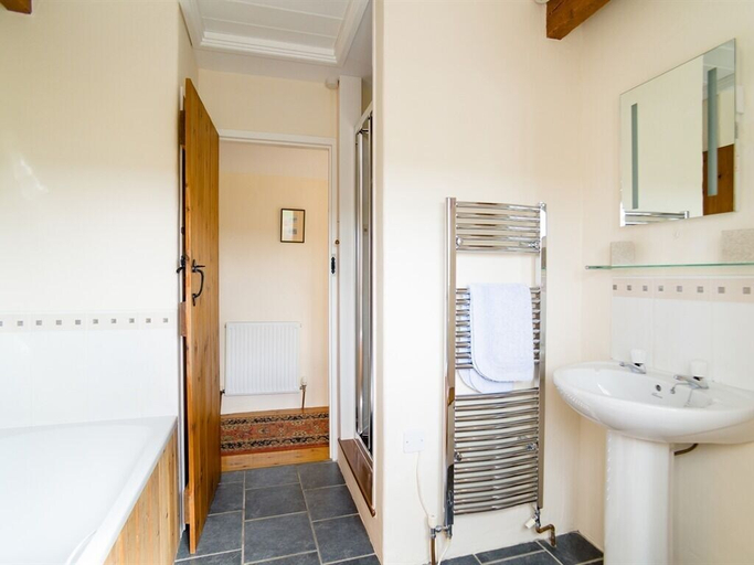Bathroom 3, Degembris Cottages, Cornwall
