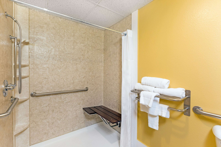 Bathroom 4, Super 8 by Wyndham Clarinda, Page