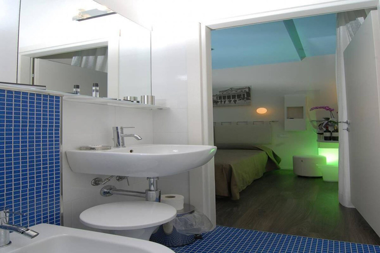 Bathroom 4, Hotel Casablanca, Rimini