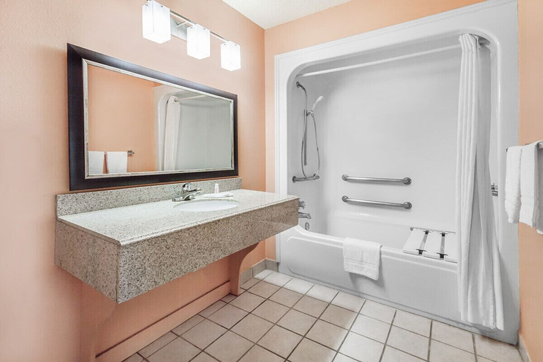Bathroom 5, Premier Inn Palestine, Anderson