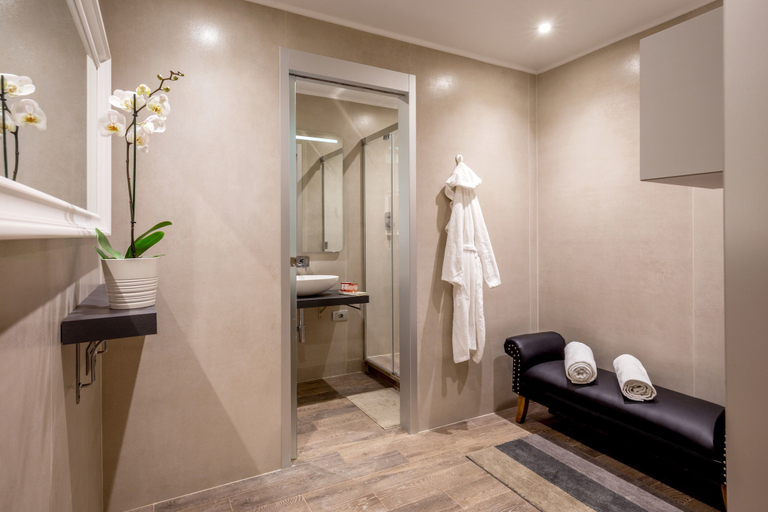 Bathroom 5, Piccolo Borgo, Rome