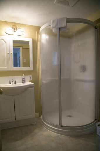 Bathroom 4, The Harbour House, Queens