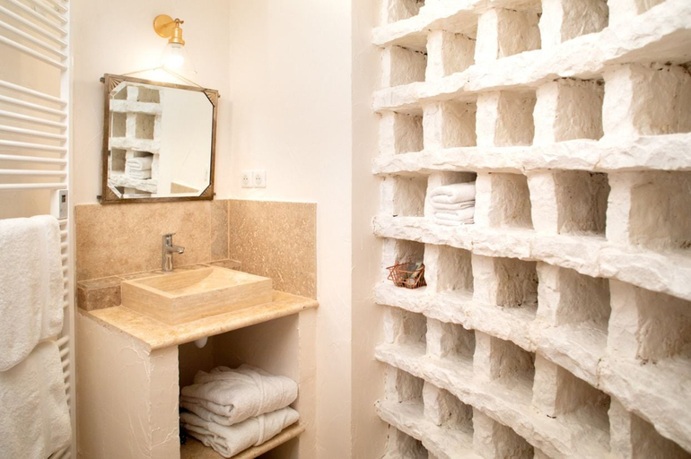 Bathroom 5, L' Hôte Antique, Côte-d'Or