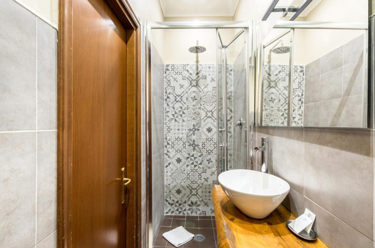 Bathroom 5, La dolce vita QG, Roma