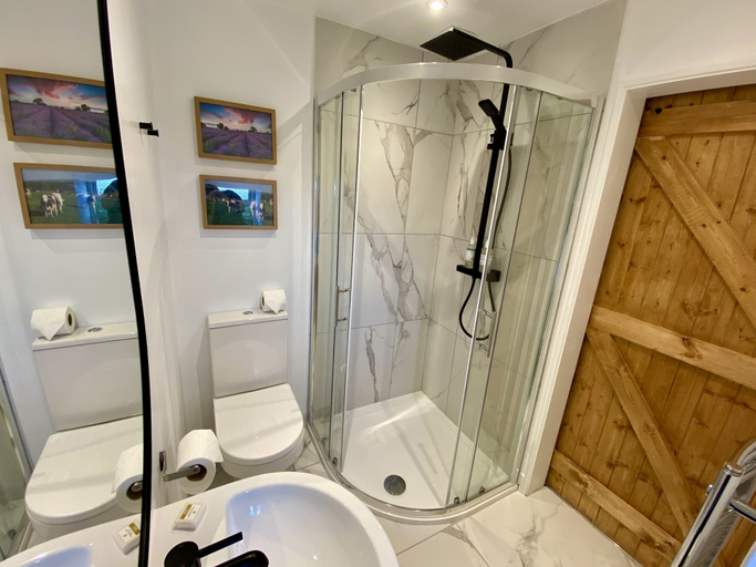 Bathroom 3, The Lion at Pennard, Somerset